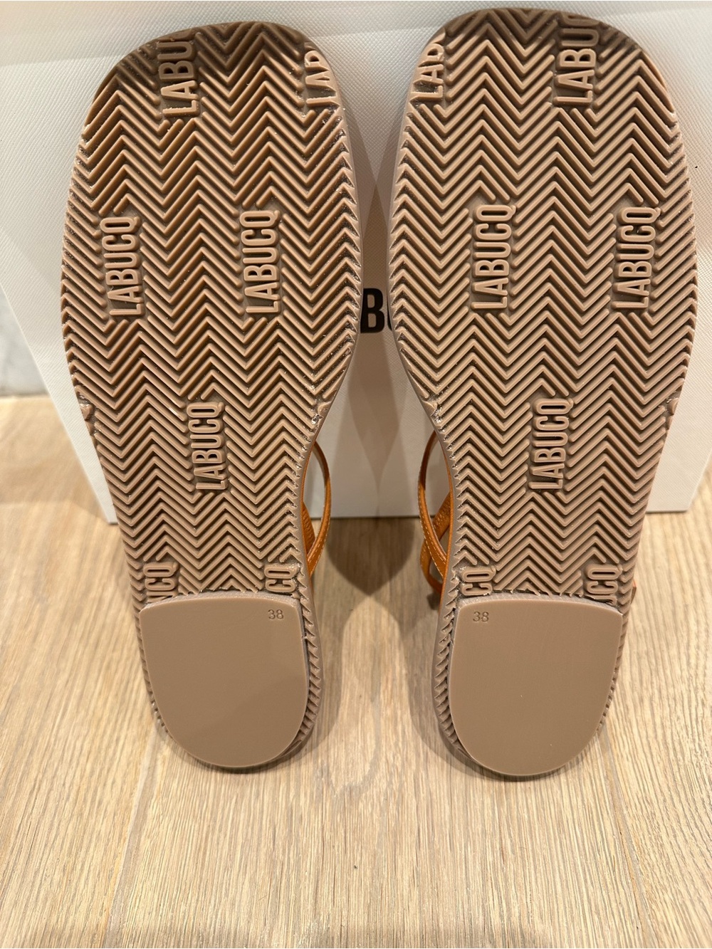 NWT Labucq Ida Sandal in Tan - Picture 9 of 13
